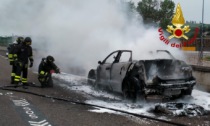 Autostrada A4, video e foto della Jaguar divorata dalle fiamme tra Montebello e San Bonifacio