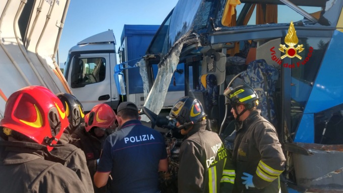 Tamponamento tra due autoarticolati e un pullman sull’A4: ferito l’autista del bus