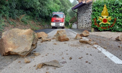 Colceresa, le abbondanti piogge causano una frana: alcuni massi finiscono sulla carreggiata