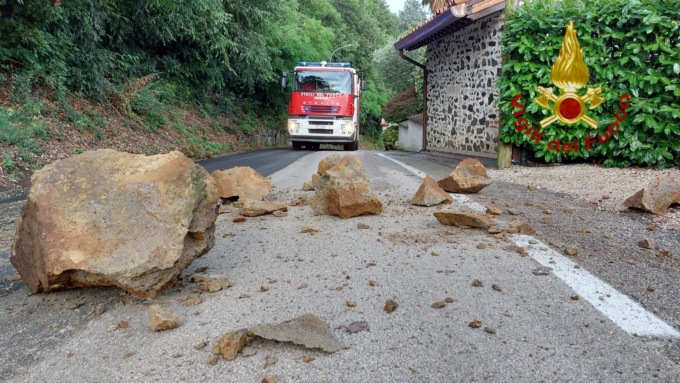 Colceresa, le abbondanti piogge causano una frana: alcuni massi finiscono sulla carreggiata