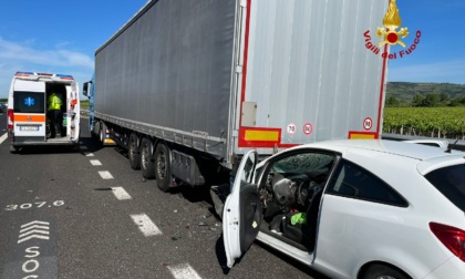 Auto tampona un autoarticolato in A4: ferito l'autista