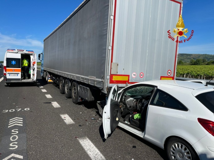 Auto tampona un autoarticolato in A4: ferito l’autista