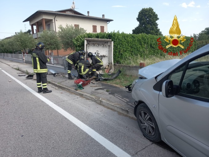 Perde il controllo dell’auto che si schianta contro il contatore del gas: ferito il conducente