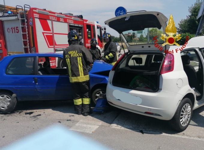 Creazzo, scontro tra due auto: due feriti