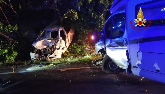 Tremendo frontale tra auto e camper ad Altavilla Vicentina: gravissimo un giovane