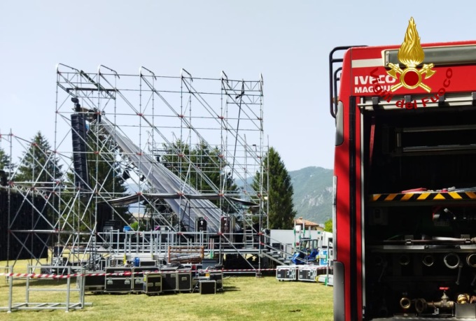 Concerto Elisa Bassano, crolla il tetto del palco: foto e video dei soccorsi