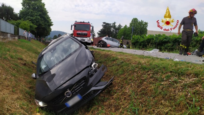 Incidente a Sarego, botto tra auto che finiscono fuori strada: due feriti (uno grave)