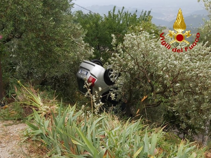 Perde il controllo dell’auto che finisce ribaltata nella scarpata a terrazzamento