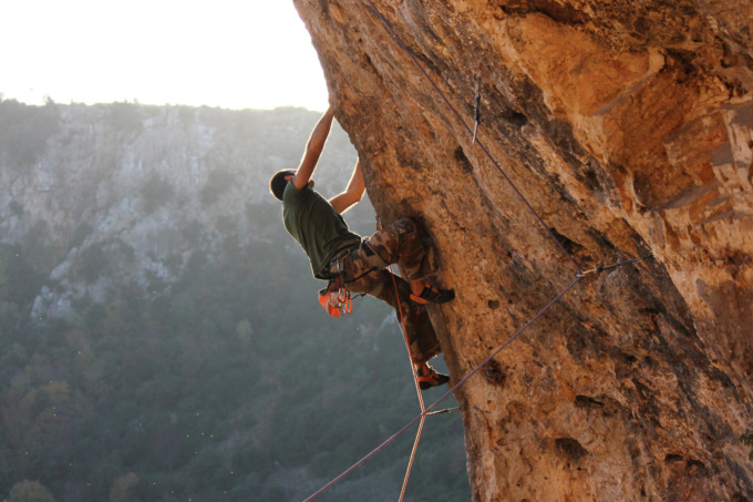 Vola giù dalla parete durante l’arrampicata, paura per un 39enne vicentino