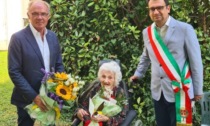 "Per il mio 100esimo compleanno vorrei incontrare il sindaco", lui si presenta con un mazzo di fiori