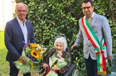 “Per il mio 100esimo compleanno vorrei incontrare il sindaco”, lui si presenta con un mazzo di fiori