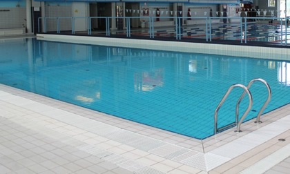 Vicenza, bambino di 4 anni si tuffa in piscina ma rischia di annegare: è in gravi condizioni
