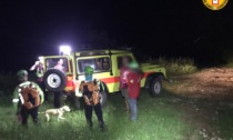 Padre e figlia rimangono bloccati su un salto di roccia di notte: la loro cagnolina guida i soccorritori
