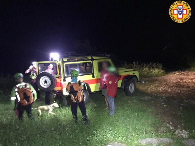 Padre e figlia rimangono bloccati su un salto di roccia di notte: la loro cagnolina guida i soccorritori