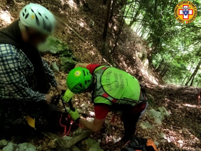Perde l’orientamento e resta bloccato in un canale: escursionista ritrovato in Val di Tovo