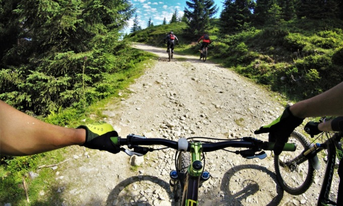 Tragedia sul sentiero, cade in bici e batte la testa su un sasso: morto ciclista 72enne
