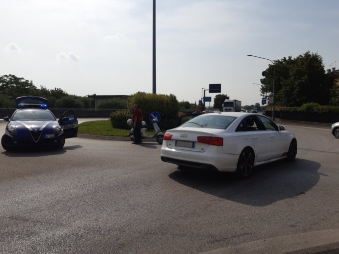 Thiene, ciclista travolta dall’Audi alla rotatoria: numerose ferite