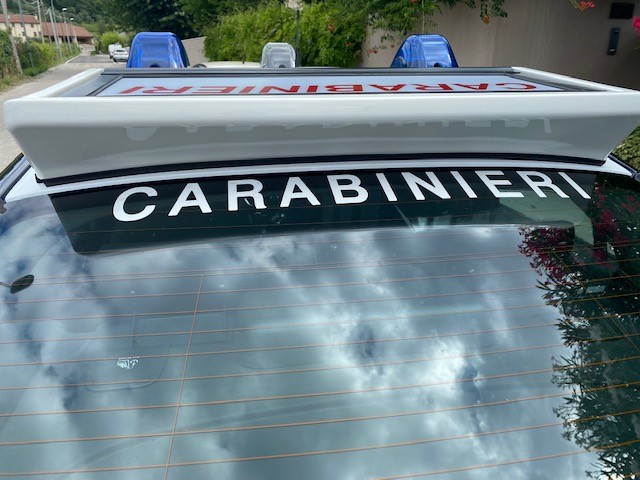 Ubriaco alla guida provoca un incidente, passeggera mente ai Carabinieri: “Ero io alla guida”