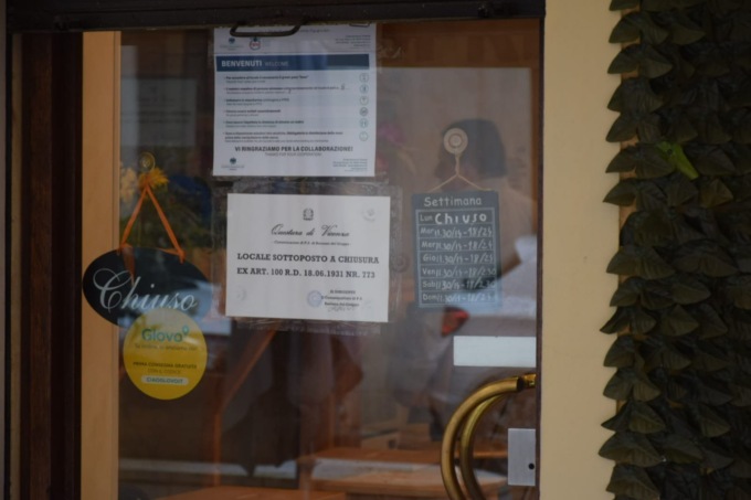 Bassano, vendono superalcolici a minorenni: il questore chiude il bar “Oh Puglia mia”