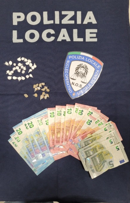 Campo Marzo, si aggira con fare sospetto nel parco: arrestato pusher 29enne