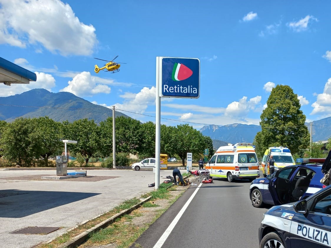 Svolta verso il distributore e centra una moto, grave una ragazza a Zanè