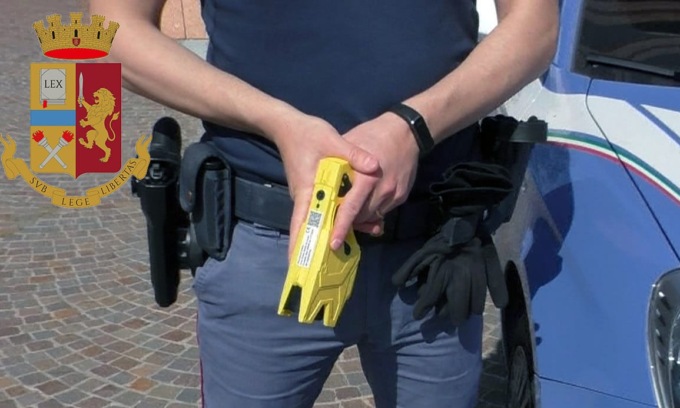 Prima mostra le sue “grazie” alla moglie di un altro, poi aggredisce la Polizia: nigeriano immobilizzato con il taser