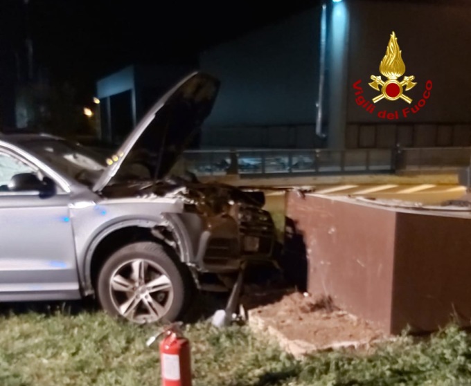 Breganze, auto sbatte contro il basamento di un’opera d’arte: un ferito
