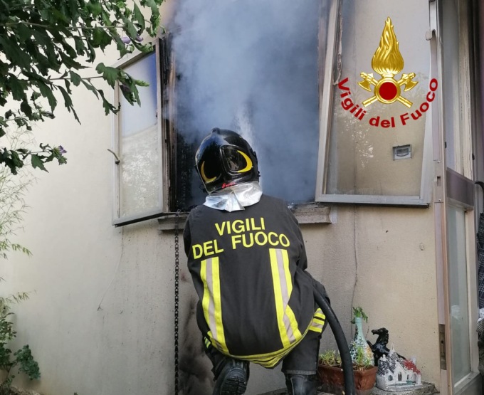 Vicenza, incendio al piano terra di una casa di 4 appartamenti: danni da fumo a tutto l’appartamento