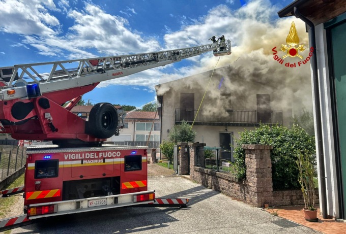 Grumolo delle Abbadesse, foto e video dell’incendio di un tetto innescato da un impianto fotovoltaico