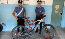 Fermato in sella all’e-bike rubata al negozio che noleggia bici: 27enne nei guai