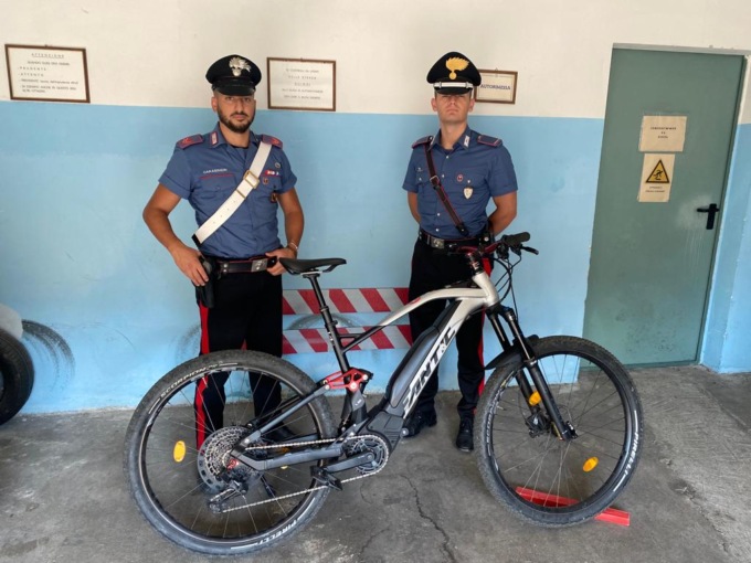 Fermato in sella all’e-bike rubata al negozio che noleggia bici: 27enne nei guai