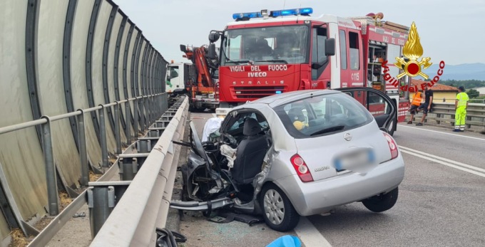 Le foto del frontale tra camion e utilitaria lungo la SS 53 Postumia: morta una ragazza