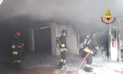 Thiene, le foto dell’incendio di due box nel seminterrato di una palazzina
