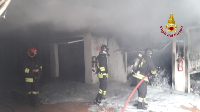 Thiene, le foto dell’incendio di due box nel seminterrato di una palazzina