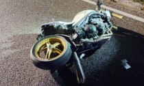 Perde il controllo della moto e si schianta contro il guardrail: morta passeggera 29enne