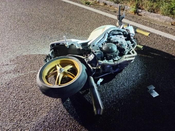 Perde il controllo della moto e si schianta contro il guardrail: morta passeggera 29enne