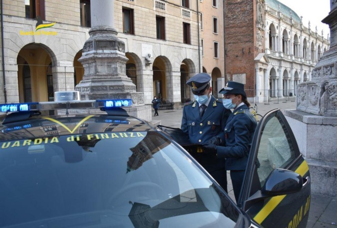 Bancarotte e autoriciclaggio: arrestato imprenditore, sequestrati beni e disponibilità finanziarie per 800mila euro