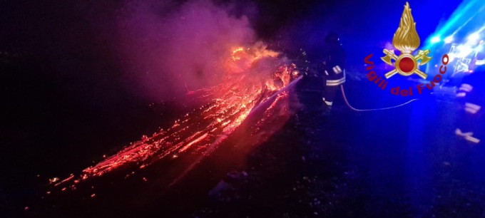 Caltrano, incendio di una catasta di legna: rogo visibile dalla pianura