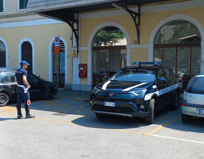 Nasconde la droga in bocca ma viene visto cederla al cliente: 26enne si scaglia contro gli agenti