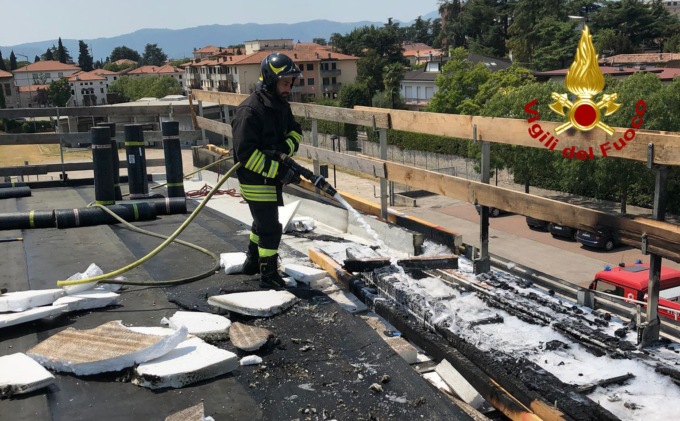 Thiene, principio d’incendio della copertura di una palestra
