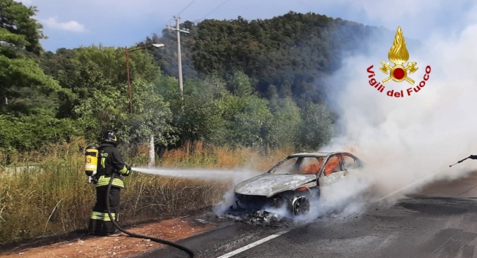 Trissino, nota che qualcosa non va, scende e l’auto prende fuoco