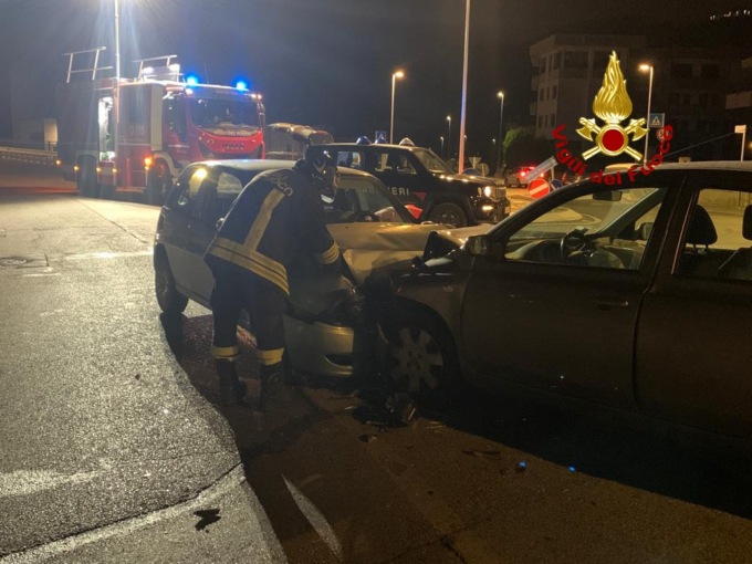 Chiampo, scontro tra due auto: una persona rimane incastrata, due feriti