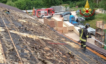 Valbrenta, in fiamme il tetto di un capannone: i pompieri evitano un incendio generalizzato