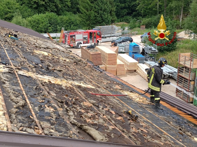 Valbrenta, in fiamme il tetto di un capannone: i pompieri evitano un incendio generalizzato