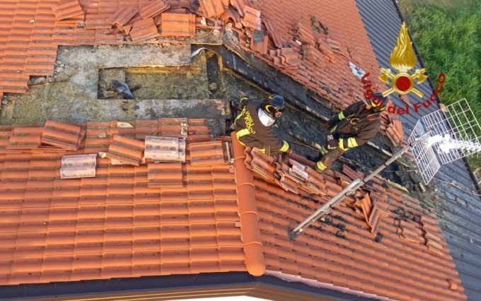 Grumolo delle Abbadesse, incendio sul tetto durante dei lavori