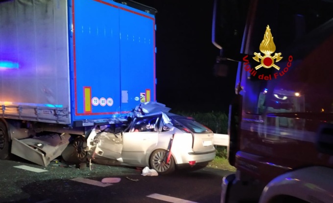 Con l’auto finisce sotto un camion fermo nell’area di sosta: morta mamma 39enne, illesa la bambina