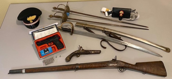 Minaccia i vicini con una pistola: denunciato 78enne, in casa aveva diverse armi