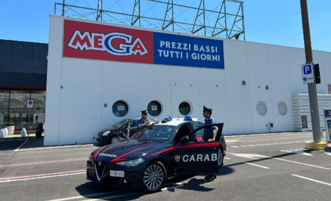 Il magazziniere infedele fa sparire liquori e alimentari dal “Mega” per oltre 3mila e 500 euro