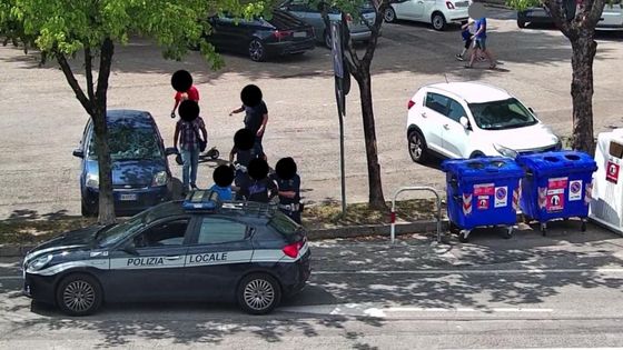 Cede la droga proprio sotto gli “occhi” di una telecamera: pusher fermato dalla Polizia locale