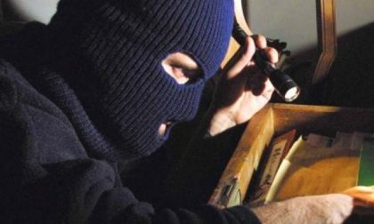 Scardina la porta d’ingresso di un condominio in piena notte: 19enne arrestato